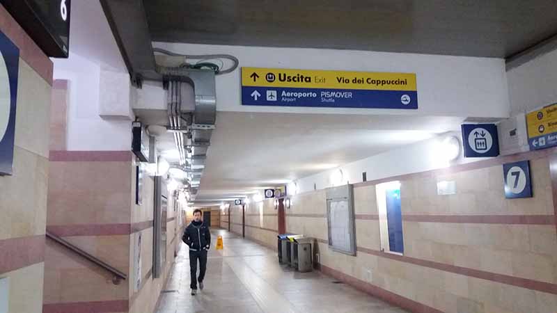 Подземный переход на вокзале Пизы