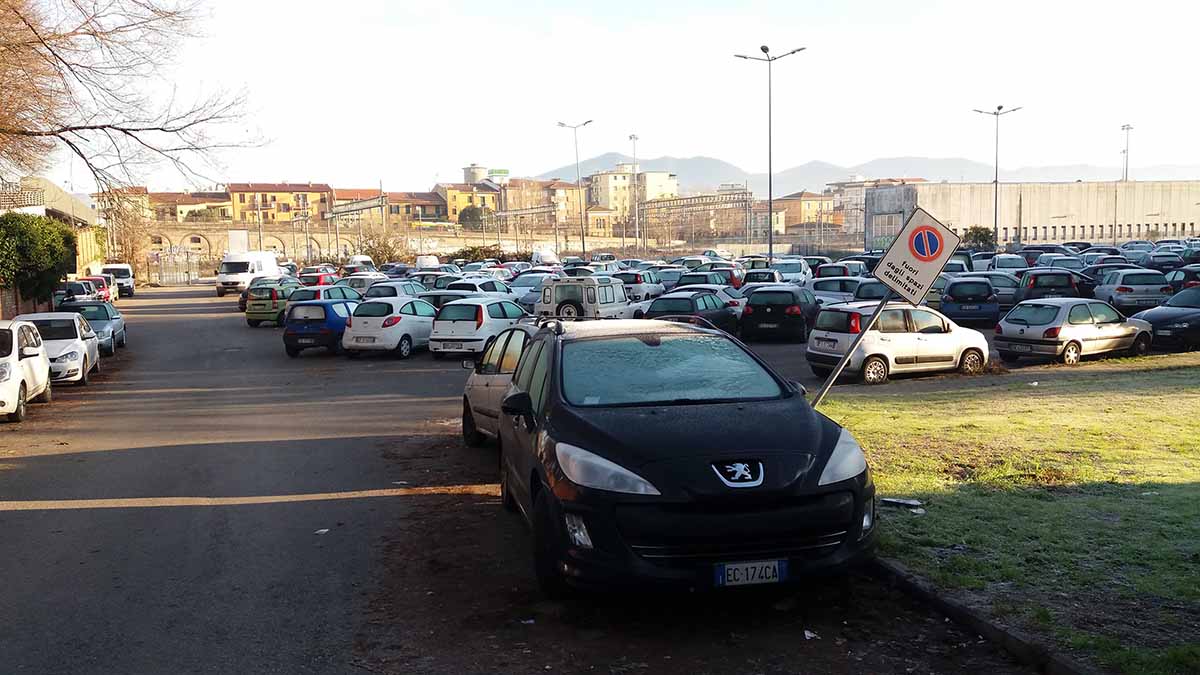 Бесплатная парковка, 500 м от вокзала Пизы