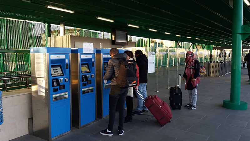 Кассы с билетами до аэропорта - самая дальняя платформа на вокзале Пизы
