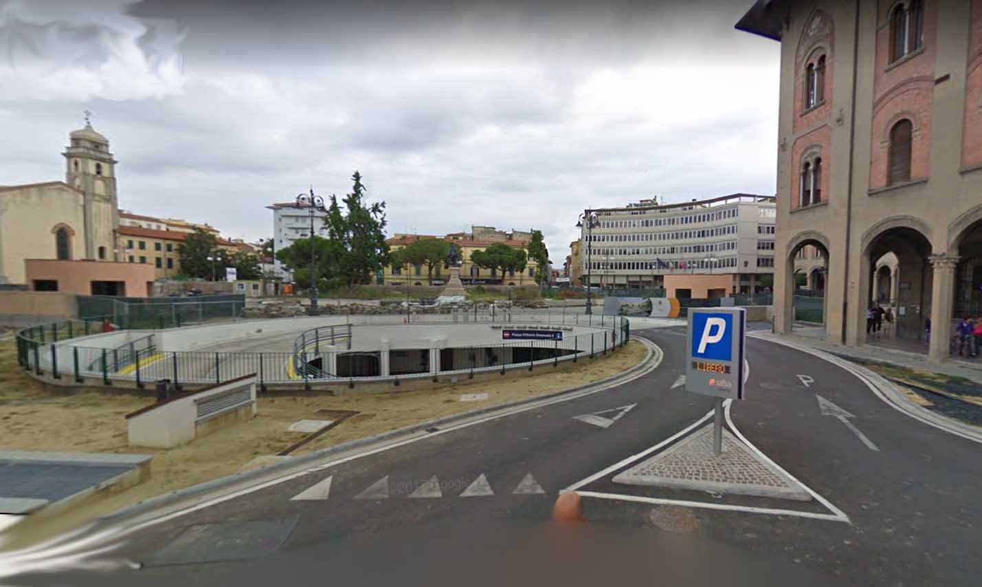Спуск в платную парковку (у Вокзала Пизы, под площадью piazza Vittorio Emanuele II)